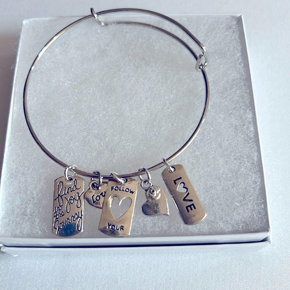 Beautiful expandable silver bracelet